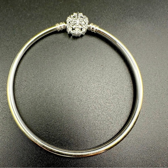 Pandora Moments Sparkling Snowflake Clasp Bangle, S925 Sterling Silver - Picture 3 of 13